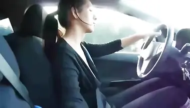 Девушка за рулем дрочит член любовника во время поездки в машине