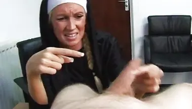 Монашка дрочит член грешника с омерзением на лице, ругая его за рукоебство
