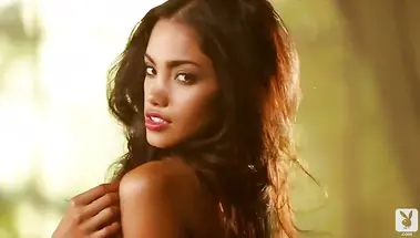 Латинка танцует стриптиз на столе и запускает ручку к бритой киске