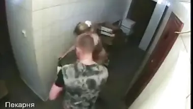 Молодой охранник выебал девку пекаря под скрытой камерой в подсобке пекарни