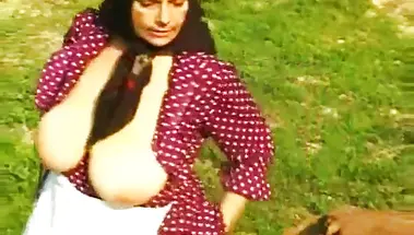 Толстая доярка в возрасте ебется с деревенским мужиком во дворе возле дров