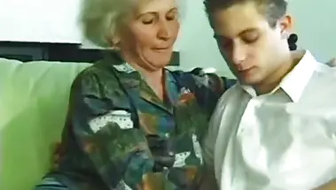 Старая бабуля с обвисшими титьками трахается в мохнатку с внуком подруги