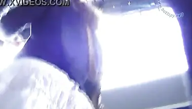 Скрытно снимает жопу и промежность под белым платьем девки на остановке