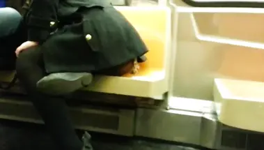 Незнакомка в короткой юбке и колготках засветила жопу в метро