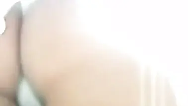 Упругая попа с белыми стрингами между ягодиц под короткой юбкой