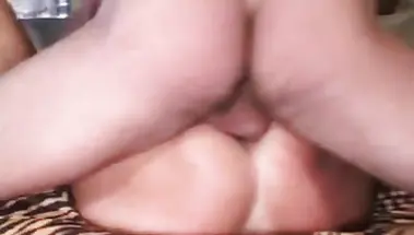 Лысый пацан утолил сексуальный голод деловой мамы друга