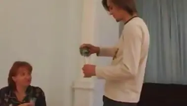 Маменькин сынок отметил с мамой развод шампанским и сексом