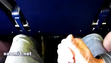 Немка подрочила хуй мужу и слизала сперму с ладони в самолёте