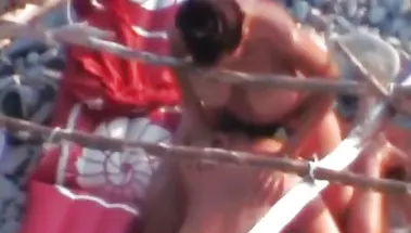 Жена трахает мужа страпоном в жопу на пляже во время отдыха дикарями