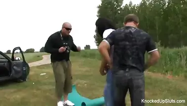 Беременная порно модель участвует в групповом сексе на природе