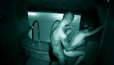 Русский дембель трахает бывшую в бассейне перед скрытой камерой