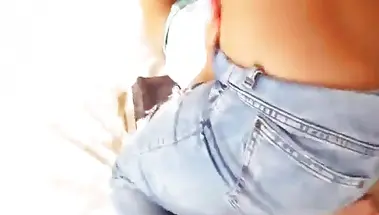 Лесбиянка в джинсах садится жопой на лицо любовницы