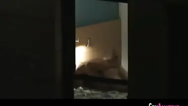 Холостяк подсматривает за сексом молодых соседей в окно