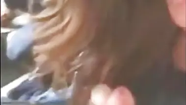 Официантка сосет хуй сына владельца кафе за столиком