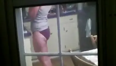 Подсматривает за соседкой в черных трусиках через окно