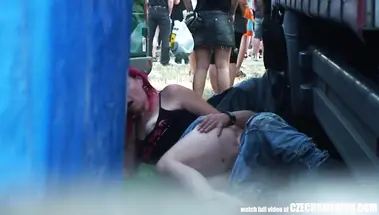 Пьяная парочка из Праги ебется на рок-концерте между грузовиками
