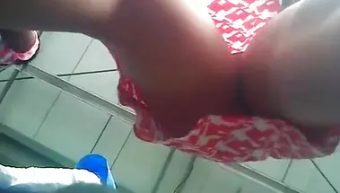 Оператор снимает промежность пританцовывающей девки в юбке на остановке