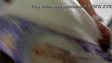 Скрытно снимает большую жопу с черными стрингами под юбкой на эскалаторе