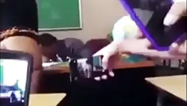 Студенты снимают голую попку однокурсницы на паре