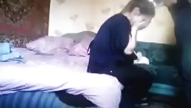 Русская давалка в бухом состоянии сосет хуй гопника Тохи