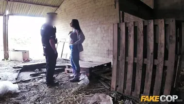 Грудастая кладовщица была выебана полицейским на задворках склада