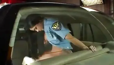 Полицейская баба отпустила парня из под ареста после ебли