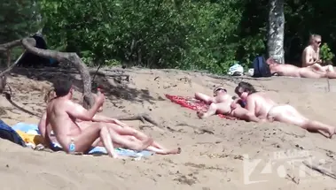 Снимает на камеру минет в исполнении зрелой нудистки на пляже