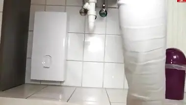 Немец нассал подруге в рот, посмотрев, как она писает в джинсы