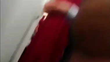 Мужик дрочит хуй, подглядывая из примерочной за продавщицей