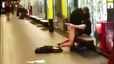 Пьяная молодёжь трахается на лавке на платформе метр