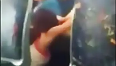 Лесбиянка вылизывает подруге пизду в поезде перед пассажиром