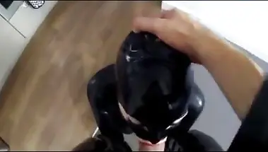 Любовники в черном латексе занимаются сексом на кухне