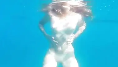 Туристка купается голышом в Тихом океане, отдыхая на Таити