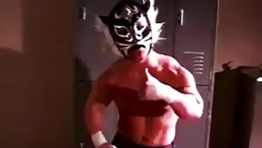 Карлик рестлер отымел телку рефери, выиграв бой на ринге