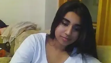 Индийская милашка улыбается и переписывается в чате на откровенные темы