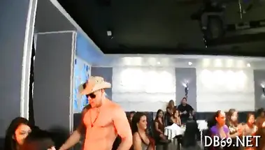 Бухие бабы жадно сосут члены стриптизеров на девичнике