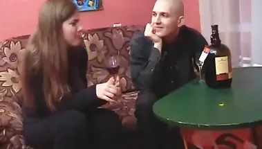 Бухая русская сучка блюет над унитазом, исполнив минет на члене дембеля