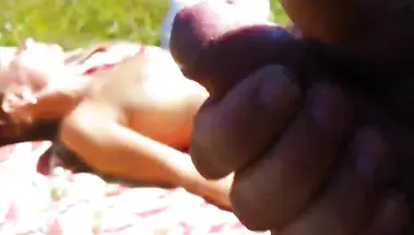 Онанист дрочит член на загорающую топлес женщину на лугу