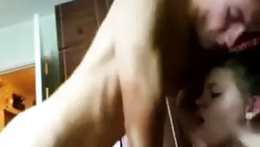 Русские брат и сестра занимаются сексом в наезднице перед камерой