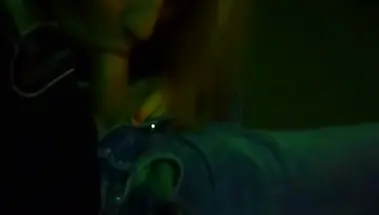 Телка из Tinder сосёт член на первом свидании в парке