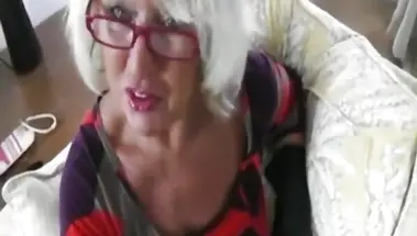 Седая бабушка в черных перчатках дрочит и сосёт член внука