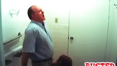 Студентка сделала минет преподу по химии в лаборатории