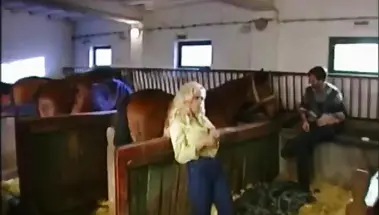 Жена фермера была оттрахана конюхами дуплетом в конюшне