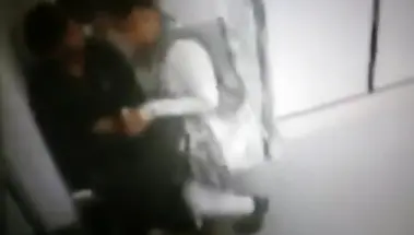 Баба в белом платье отсосала член парня в метро под скрытой камерой