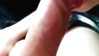 Нежно ласкает губами и языком набухшую от возбуждения головку члена