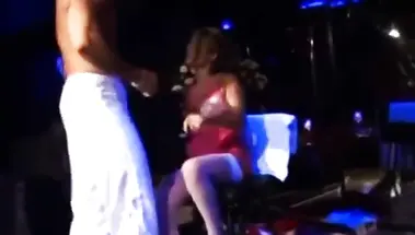 Жены богачей дрочат и сосут член стриптизера в костюме Санты