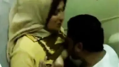 Смуглый водитель автобуса дрючит одетую арабку в миссионерской позе