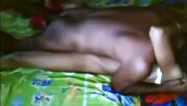 Черная индийская парочка трахается в миссионерской позе на камеру