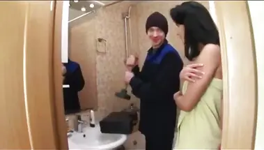 Русский сантехник выебал в киску клиентку после минета в ванной