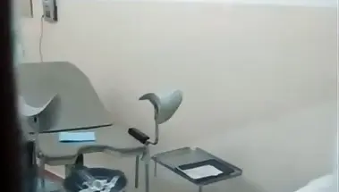 Интерн подглядывает за бритой киской молодой пациентки у гинеколога